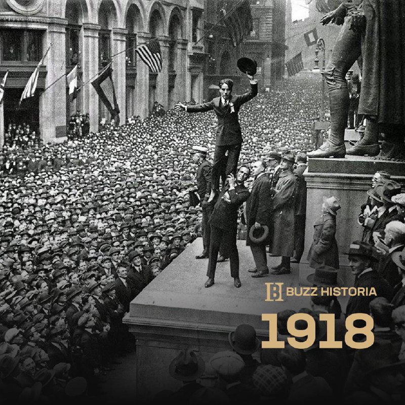 loquepaque's tweet photo. #CharlieChaplin se plantó en #WallStreet, en #NuevaYork, y congregó a una multitud de 20.000 personas en la base del edificio del Sub-Tesoro de los #EstadosUnidos (hoy conocido como #FederalHall). https://t.co/yXw38pbqL4