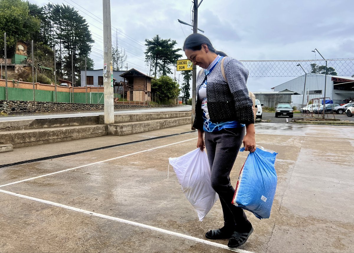 Hoy en la parroquia #Nulti, sector Minas, extendimos una mano solidaria 🤝 entregando kits de alimentos a quienes más lo necesitan.
Con esta ayuda buscamos que las familias puedan sustentarse durante algunas semanas y asegurar su alimentación🫶.

<a href="/czamoramatute/">Cristian Zamora M</a>
<a href="/MunicipioCuenca/">Municipio Cuenca</a>