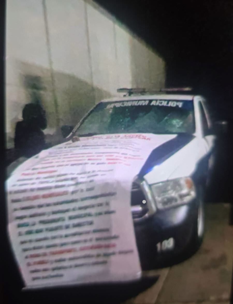 effetainfo's tweet image. ⚠️ Tensión en Tepeji del Río. Aparecieron al menos cuatro lonas con acusaciones de corrupción contra la alcaldesa Tania Valdez y el jefe de Seguridad Pública, Isidoro Roa.

⬇️⬇️ Nota completa:
effeta.info/?p=177557

#TepejiDelRío #Hidalgo #Seguridad #PolicíaMunicipal…