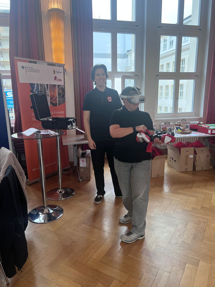 Am vergangenen Mittwoch nahmen 55 Lehrkräfte aus Grund- u. Oberschulen an einem Fachtag zur Brandschutzerziehung teil. Die gemeinsame Veranstaltung des <a href="/LfvBerlin/">Vorstand</a>, der <a href="/Berliner_Fw/">Berliner Feuerwehr</a> und der <a href="/SenBJF/">Senatsverwaltung für Bildung, Jugend und Familie</a> bot neben Experimenten u. Vorträgen auch Informations- u. Schulungsmaterial.