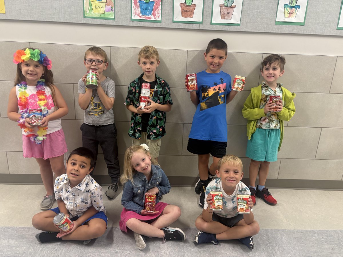 First grade is packing the bus! 🥫🦈 Schnecksville will be collecting meals-in-a-can (ex. Chef Boyardee) all week for the Parkland Food Drive.
