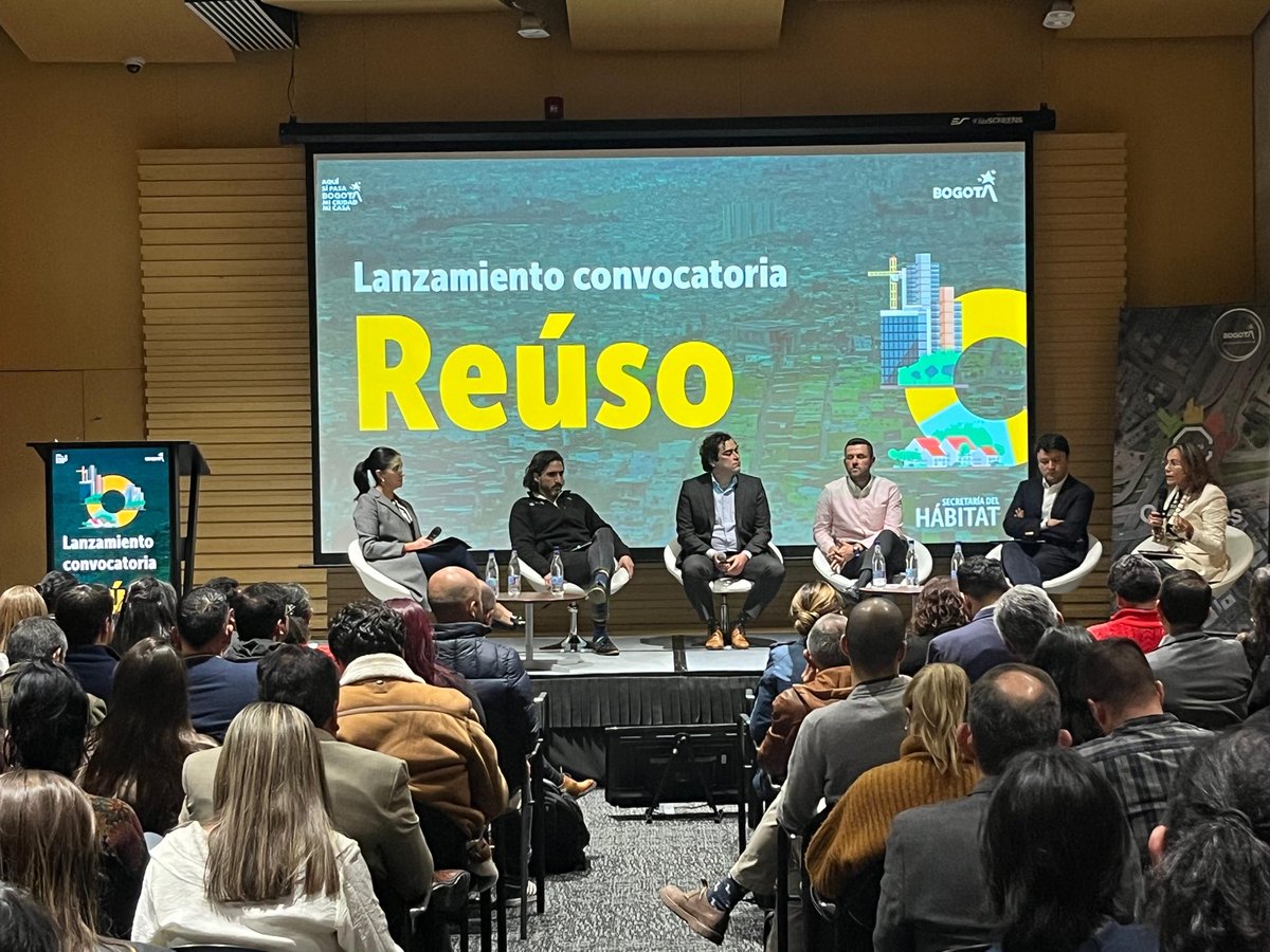 Patrimoniobta's tweet photo. El director del #IDPC @DiegoJParraC, participó en el panel “Reúso como estrategia de valor en proyectos inmobiliarios”, organizado por la Secretaría @habitatbogota, durante el lanzamiento de la convocatoria Reúso. https://t.co/gfZaThOeNp