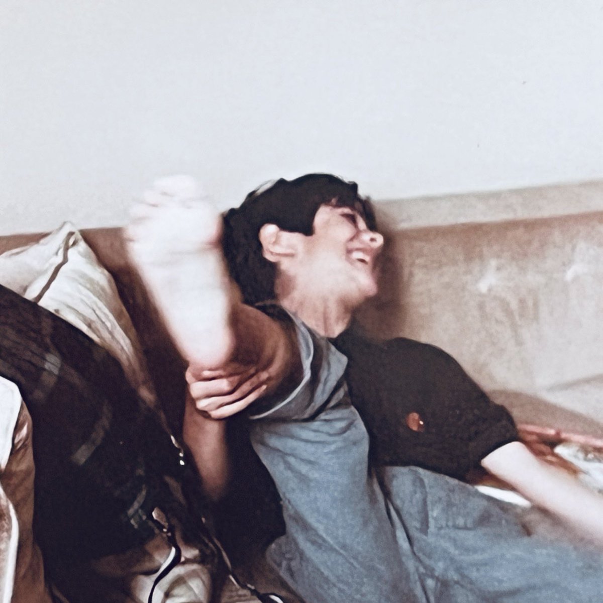Alonein43672278's tweet image. #photography #childhood #eighties #happiness #tale 

This photo with timeless pastel colors was taken at the end of June 1987,a big laugh in a period where everything was serious around me. Next to me there are a pair of checked trousers with suspenders and a record of classical