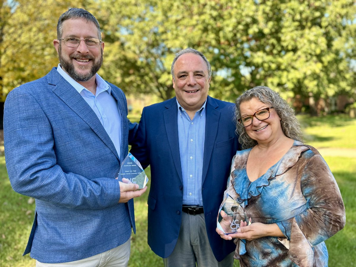 🎉 Congratulations to MGCC SuperStars Scott Reigel and Melissa Newberry! 🎉
Both were honored with the VCCA Showcase Award for their outstanding service to Mountain Gateway Community College and its students. 
#MGCCProud #VCCA #CommunityCollegeExcellence #HigherEdHeroes