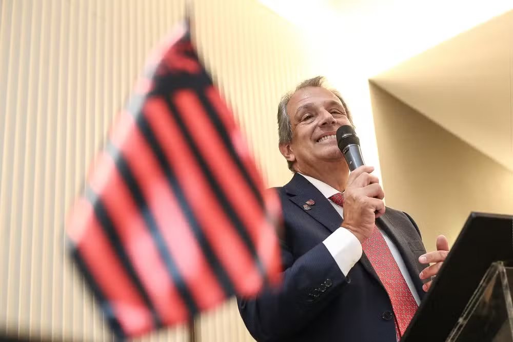 O Conselho Deliberativo do Flamengo vai se reunir, nesta terça-feira, para debater o assunto "Libra".

Neste encontro, a diretoria (na figura do presidente Bap) vai exibir uma apresentação cronológica dos fatos. A ideia é mostrar aos conselheiros como foram as negociações e o que