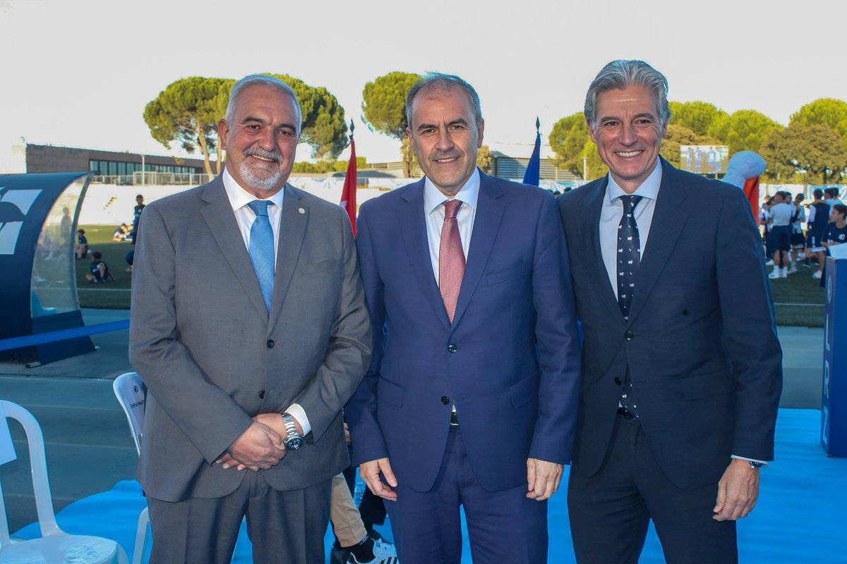 💙 <a href="/LasRozas_CF/">Las Rozas CF</a> ha otorgado a <a href="/GuillermoLabor/">Guillermo Laborda</a> el Premio Corazón Azul por su encomiable labor durante estos años en la Junta Directiva de la RFFM y su trabajo por el fútbol de Madrid.

Ha sido <a href="/PacoDiezRFFM/">Paco Díez</a> quien ha entregado el galardón a Guillermo en un bonito y emotivo gesto.