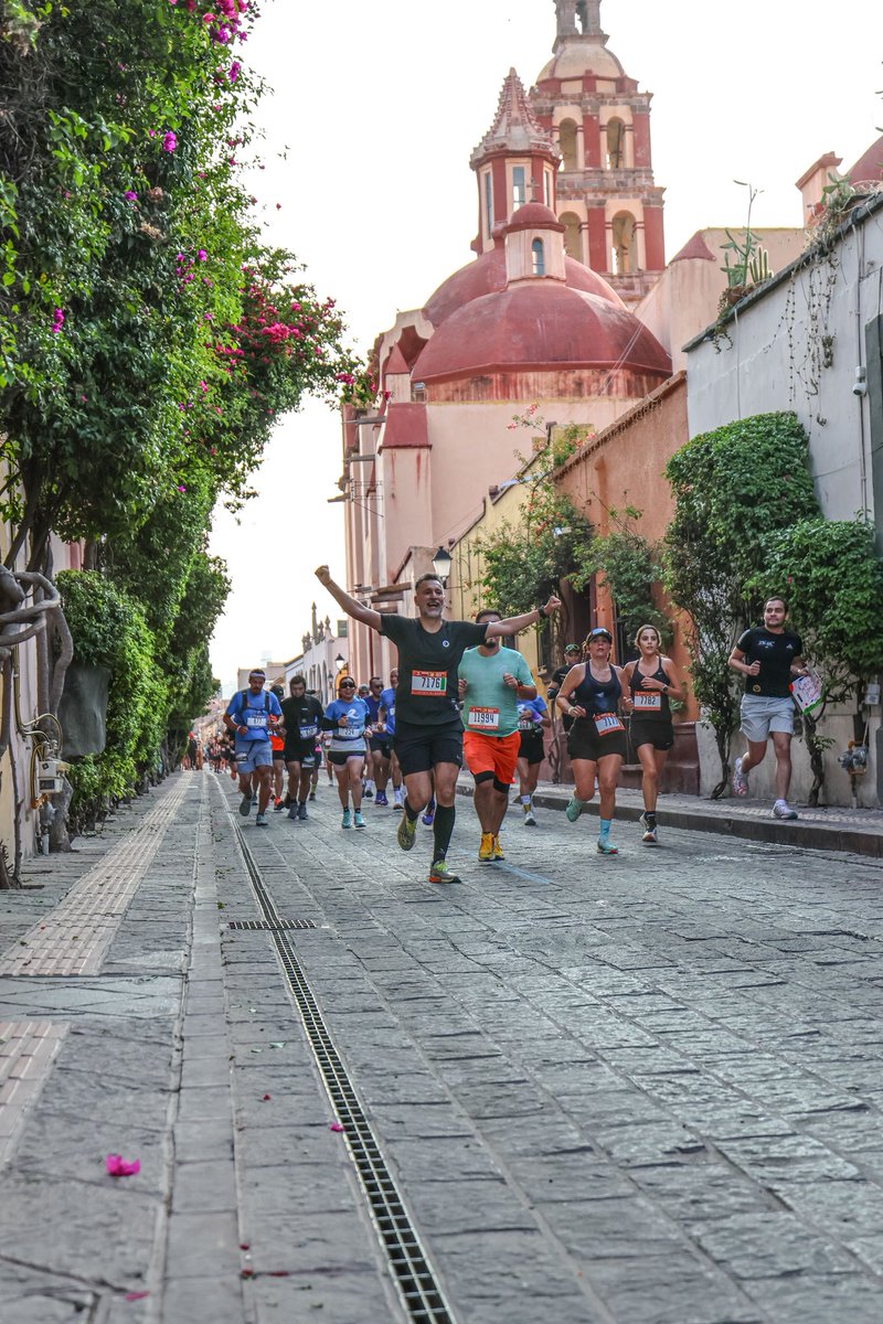 Correr el <a href="/QroMaraton/">QuerétaroMaratón</a> es más que una carrera, es sentir el corazón de nuestra ciudad, compartir el esfuerzo, la energía y la alegría de toda la gente y de ser parte de algo que nos une. 
Felicidades a todos los que hicimos de esta edición una verdadera fiesta queretana. 🖐🏽😃🤚🏽