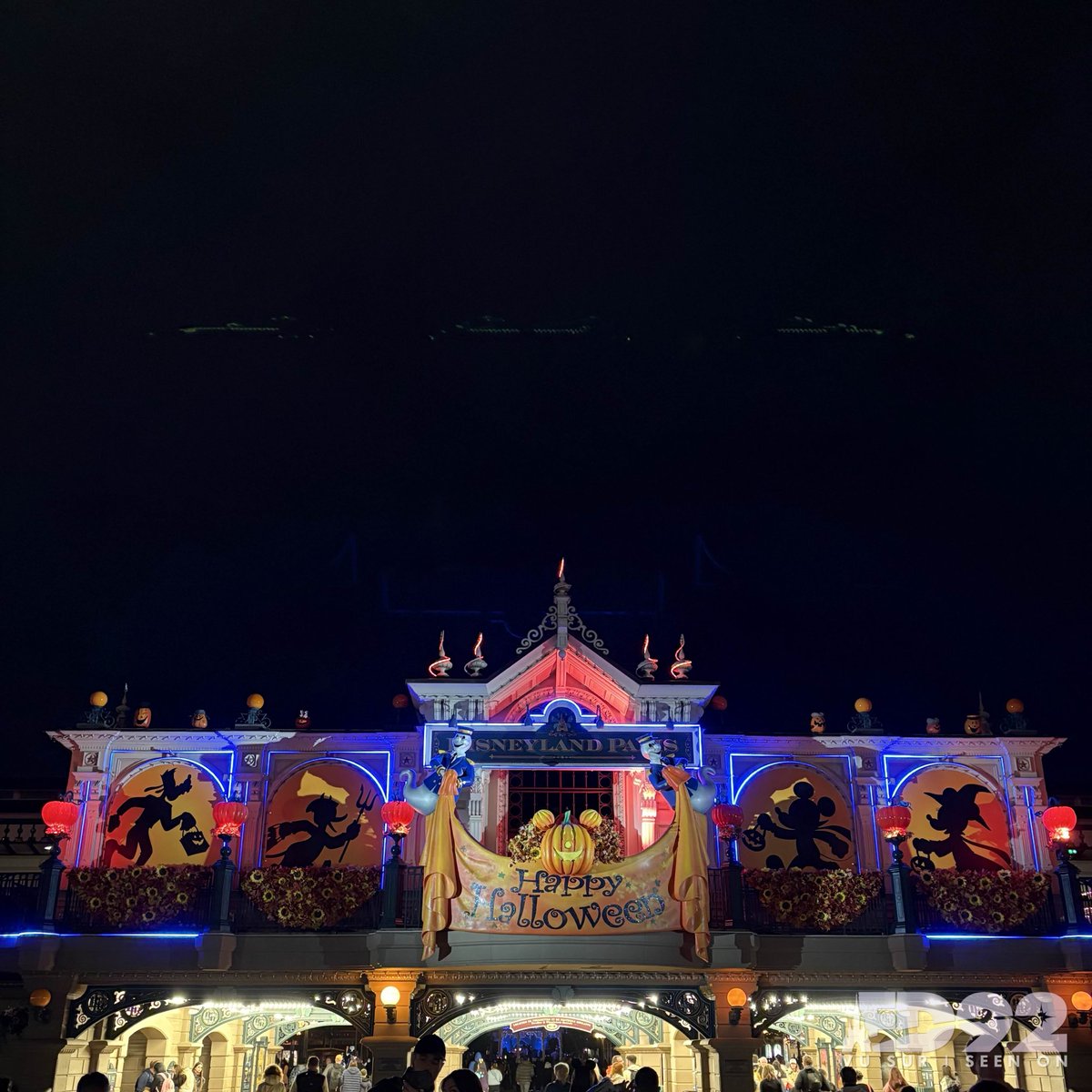 ED92Magic's tweet image. When night falls, Main Street U.S.A. transforms into a spooktacular spectacle! 🎃✨
Watch as Halloween lights and projections bring Disneyland Paris to life with a hauntingly magical glow 👻🌙

#DisneylandParis #DisneyHalloween