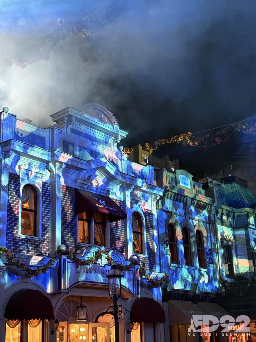 ED92Magic's tweet image. When night falls, Main Street U.S.A. transforms into a spooktacular spectacle! 🎃✨
Watch as Halloween lights and projections bring Disneyland Paris to life with a hauntingly magical glow 👻🌙

#DisneylandParis #DisneyHalloween