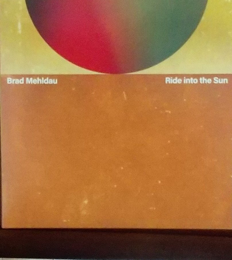 ブラッド・メルドーという多様性を孕んだ音楽家の全体像を把握することは難しい。本作ではエリオット・スミスの楽曲を取り上げて、溢れんばかりのエモーションを発露している。彼はジャンルとしてのジャズという発想で音楽をやっているわけではなく、彼自身に「響いてくる」音楽をやっているのである。