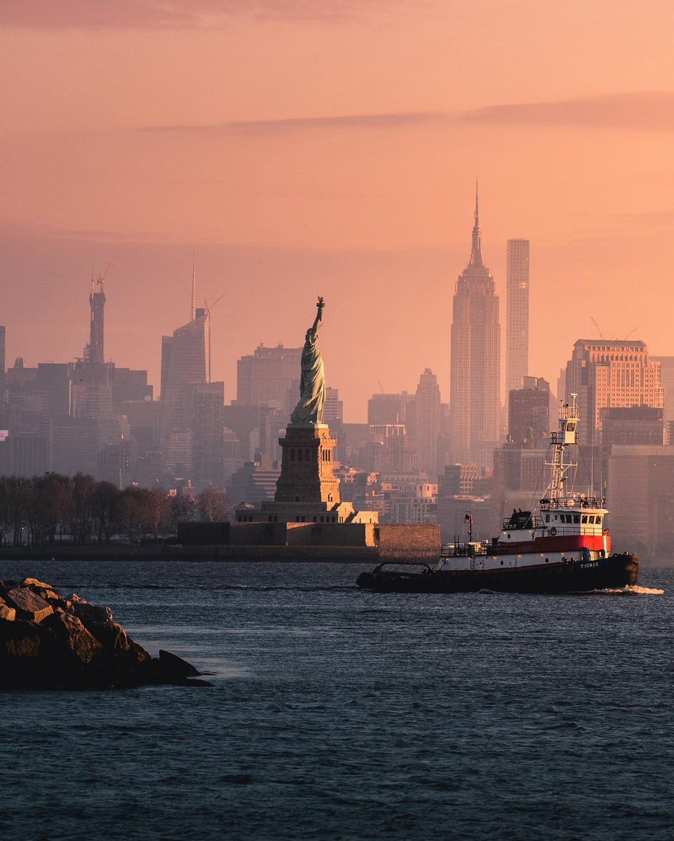 Empire State Building tweet media