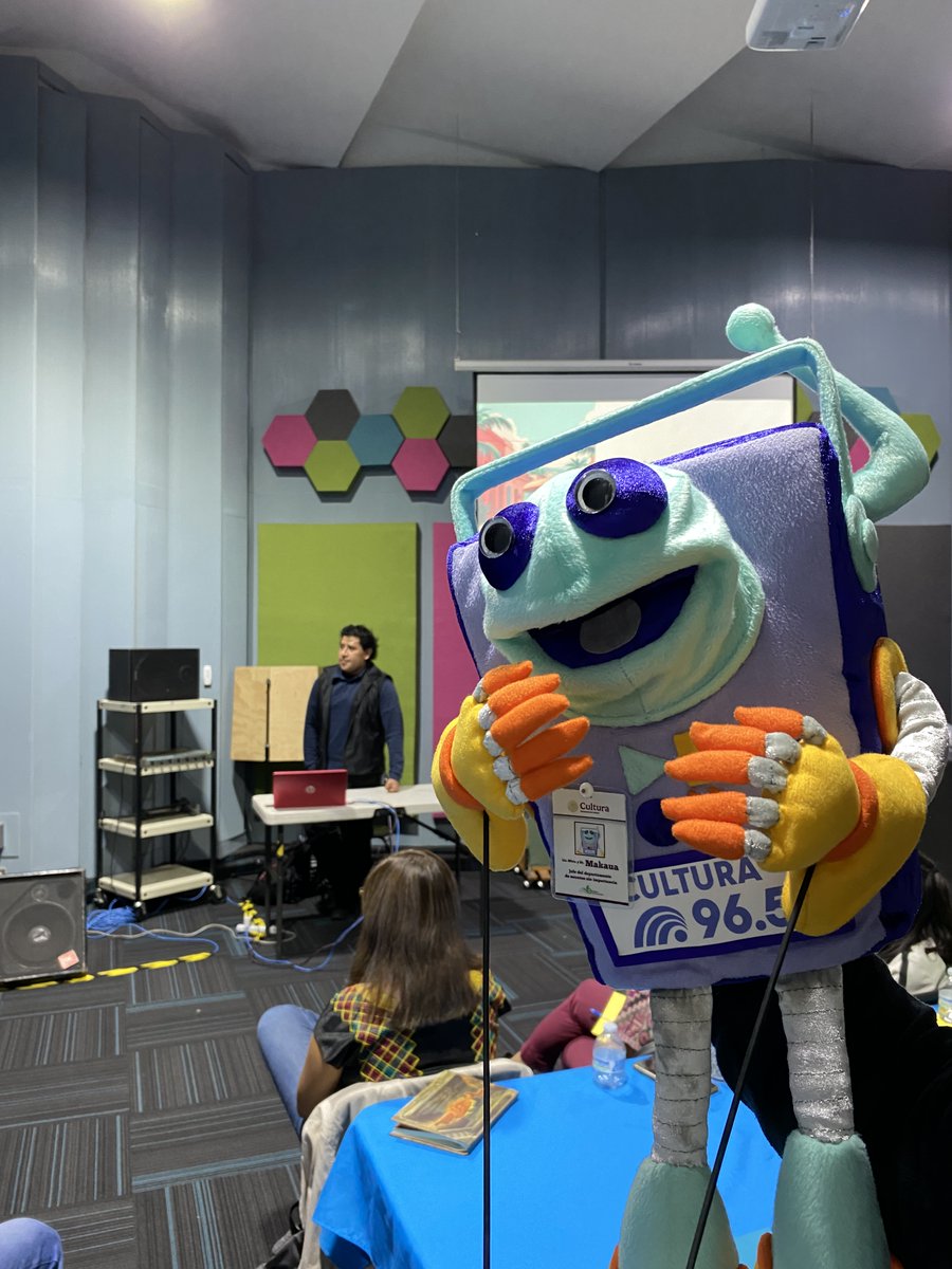 Bienal_Radio's tweet photo. El taller Voces que siembran futuro tuvo un final muy divertido con #Makaua, y las niñas y niños de #Yolotl ❤️ de @RadioEducacion 📻

Gracias a @AnaLunaRadio y @rayohernandez23 por abrir espacio para la creación de contenido radiofónico para las infancias👧🏽🧒🏽

#XVBienalDeRadio 🎉 https://t.co/SGmuR1LoUB