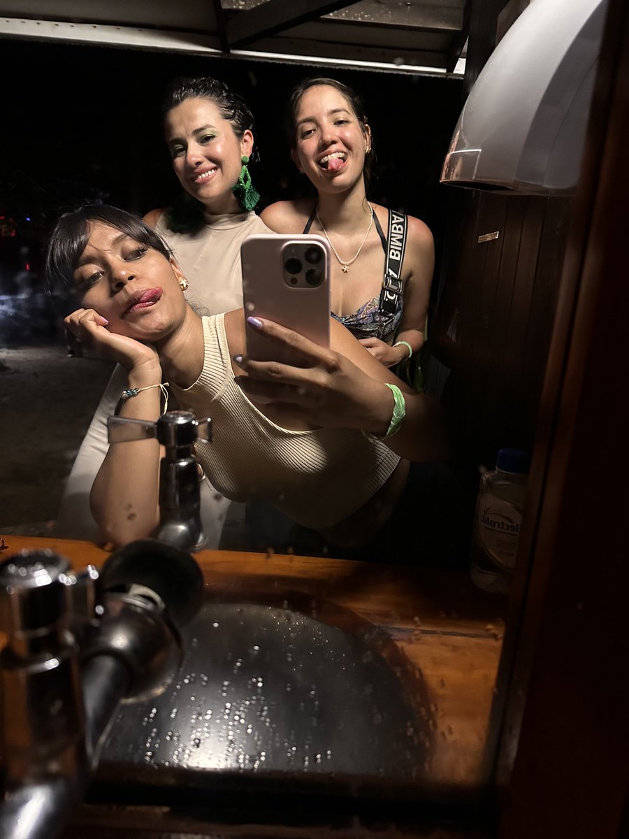 2OHndz's tweet photo. Un segundo es una eternidad ❤️‍🩹👯‍♀️ https://t.co/g02M81Jjmp