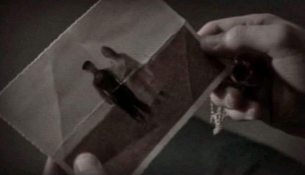 اے لا حاصل شخص ..!

یہاں کوئی بھی کسی کی ملکیت نہیں ہوتا"

ہر آنے والا واپس جانے کی تاریخ ساتھ لے کر آتا ہے پھر بھی ہم چاہت میں اتنا پاگل ہو جاتے ہیں

اور خواہش کرنے لگتے ہیں کہ یہ صرف ہمارا ہے 

عامر رائٹس__✍️💢💫
#اردو_زبان