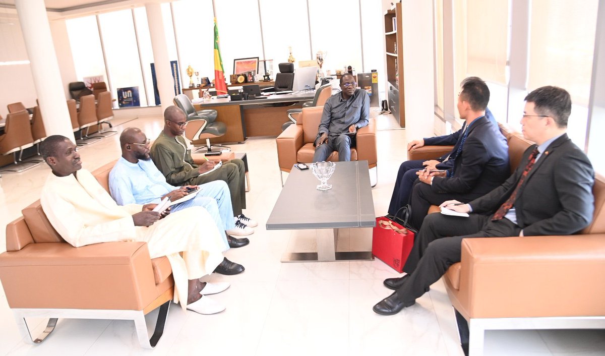 J’ai reçu en audience Son Excellence Monsieur Li Zhigang, Ambassadeur de la République populaire de Chine au Sénégal. Cette rencontre a porté sur le renforcement de la coopération bilatérale dans les domaines de l’enseignement supérieur, de la recherche et de l’innovation.