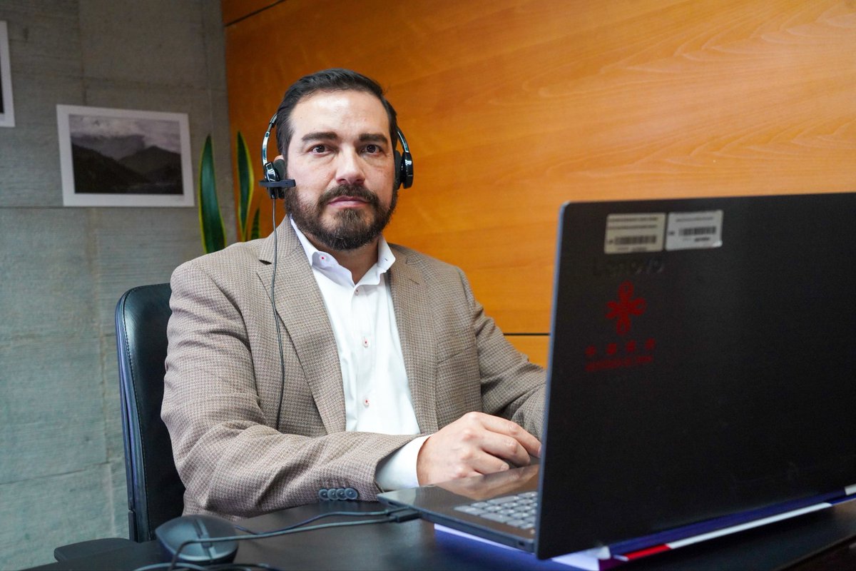 Educacion_Ec's tweet photo. 📍 [QUITO] El viceministro de Educación, Gustavo Ayala, participó en el webinar “Innovar para Incluir: Desarrollo Profesional Docente que transforma la Educación”, organizado por @AgendaCAF en conmemoración al Día Mundial de los Docentes. 👩🏻‍🏫👨🏻‍🏫

🔊🤝 En su intervención destacó el compromiso del Ecuador con la diversidad, inclusión y equidad en la formación continua de los educadores, pilares fundamentales para fortalecer la #ValorizaciónDocente y garantizar una educación de calidad. 

#ElNuevoEcuadorImpulsa