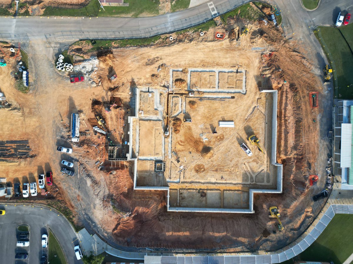 scoutpm_'s tweet photo. 📷Recent pictures of the Fort Payne Arena site show the tremendous progress being made. This exciting project for Fort Payne City Schools will be a game-changer for indoor sports. 📣🏐🏀 #MadeSure https://t.co/tuJAPdZIge
