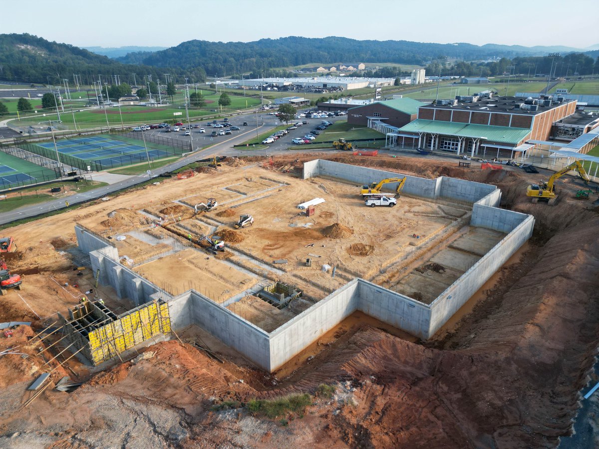 scoutpm_'s tweet photo. 📷Recent pictures of the Fort Payne Arena site show the tremendous progress being made. This exciting project for Fort Payne City Schools will be a game-changer for indoor sports. 📣🏐🏀 #MadeSure https://t.co/tuJAPdZIge