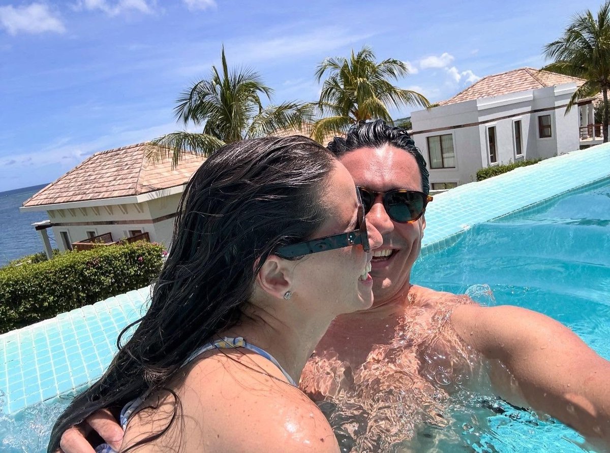 roatantoday's tweet photo. #Roatán || Kilvett Bertrand disfrutó de la Semana Morazánica en la paradisíacas playas de Roatán 🌊🌴

Durante su visita posteo fotografías de su estadía en este hermoso lugar viviendo experiencias inolvidables junto a su familia, disfrutando de las actividades acuáticas. https://t.co/fdIUjY46Dh