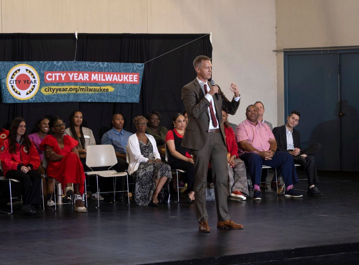 DaleKooyenga's tweet image. What an honor to speak at @CityYearMKE Opening Day! 

It is inspiring to see these young leaders step up to support their community, making a change in the lives of students and educators. @MMAC_Chamber is proud to support this work. 

#CommunityImpact #M7Region #Education