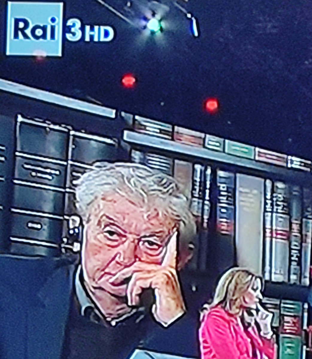 Lovati che vorrebbe solo togliersi le scarpe e stare altrove a godersi i suoi pizzini ops! contanti 
#lostatodellecose #Garlasco