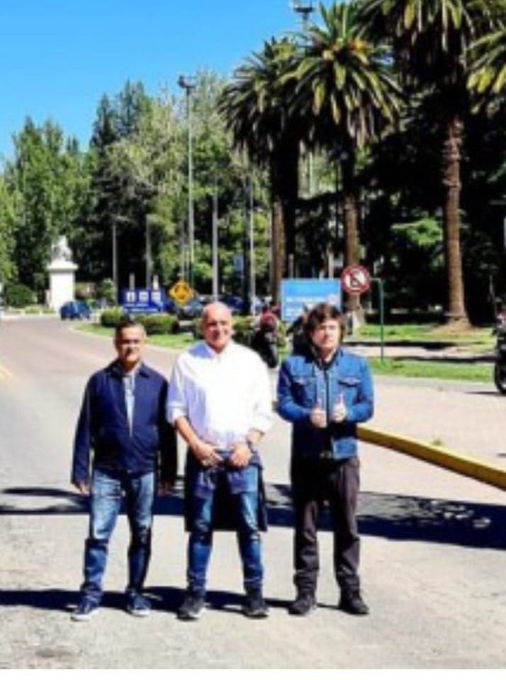 1:
🔴 El Mendocino Luis Rosales, actual integrante del equipo de campaña de Trump, y candidato a vicepresidente de Espert, en las elecciones de 2019,  es el hombre clave que conectó a José Luis Espert con Machado. 
Foto 2: Rosales, Espert y Milei en el Parque Gral San Martín
🧵