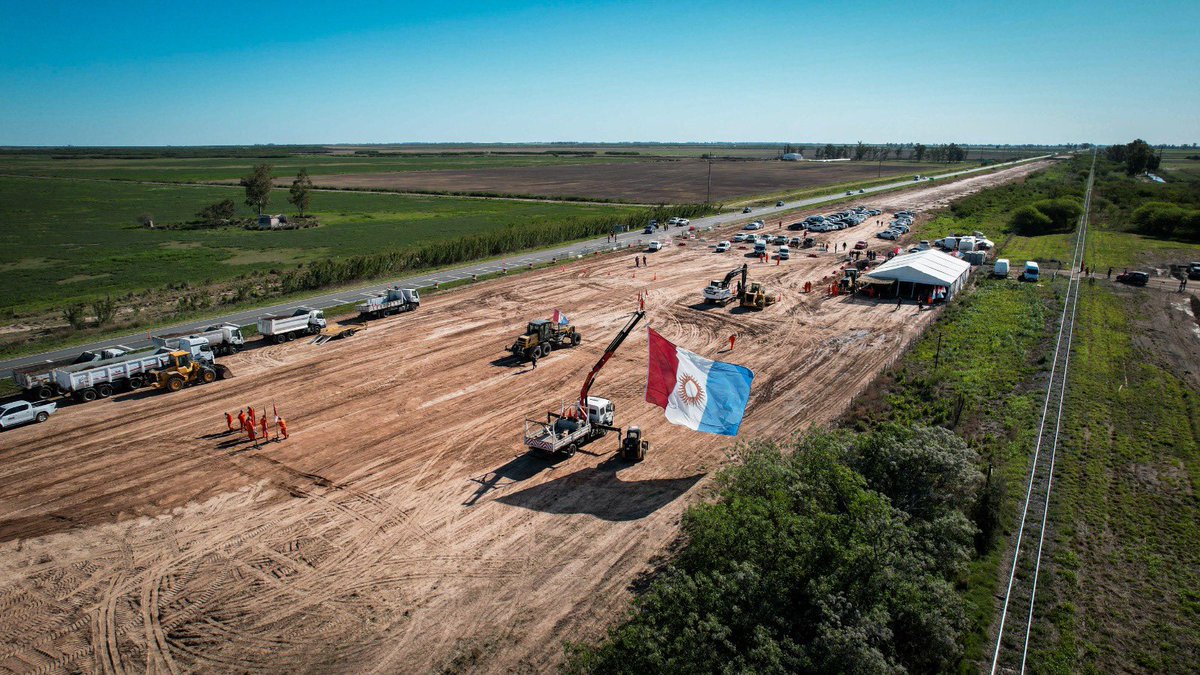 #Ahora | El gobernador <a href="/MartinLlaryora/">Martín Llaryora</a>, desde la localidad de #CañadaJeanmaire, da inicio oficial a las obras viales sobre los dos últimos tramos necesarios para completar la Autopista Ruta Nacional 19, que conecta las ciudades de #SanFrancisco y #Córdoba.

Se trata de un