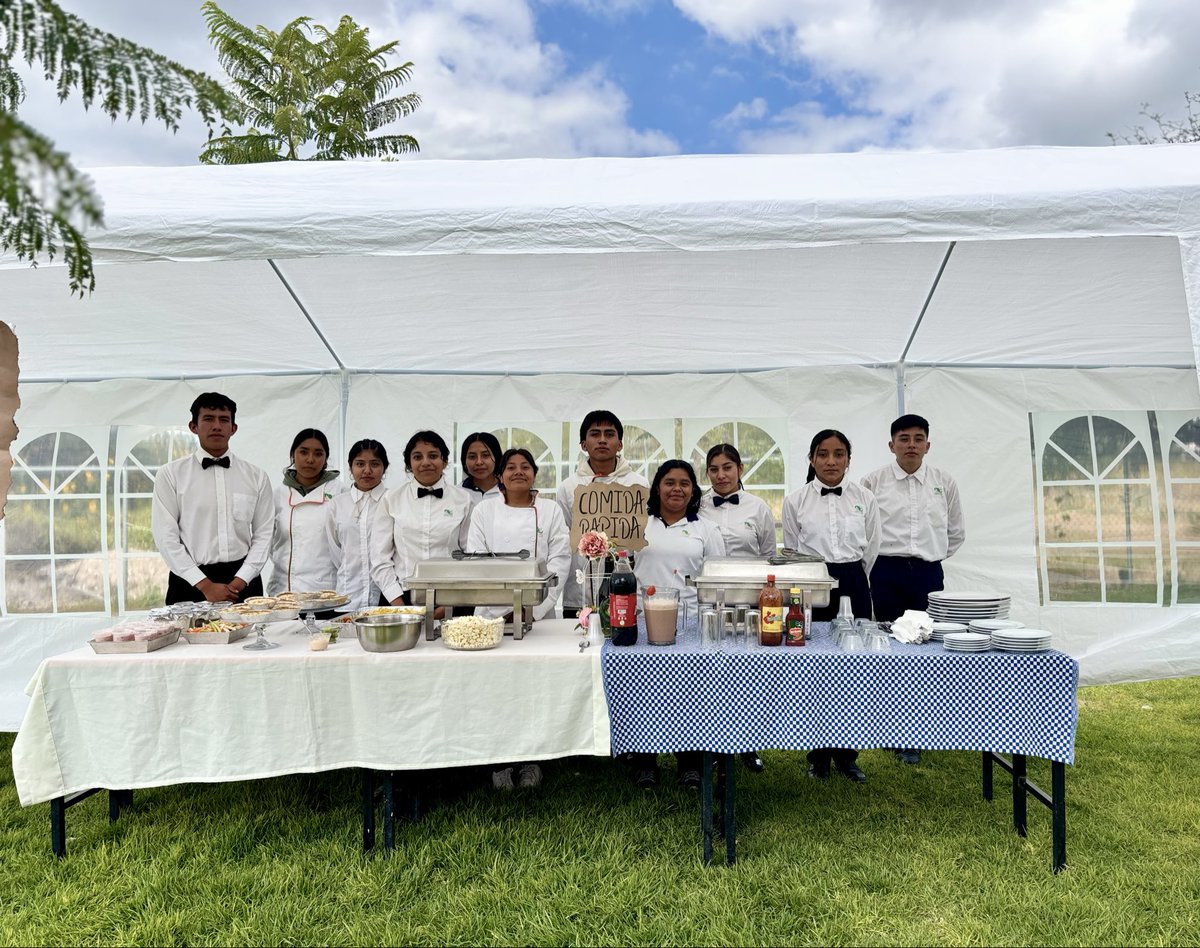 CECyTEHChilcuau's tweet image. Nuestras y nuestros estudiantes de 5°C del Componente de PAyB realizaron una práctica de servicio tipo Buffet – Comida rápida, demostraron sus habilidades, trabajo en equipo y profesionalismo en cada detalle. 
#SomosUnEquipoTransformandoElFuturo @CECyTEHidalgo @edmundo_rmz