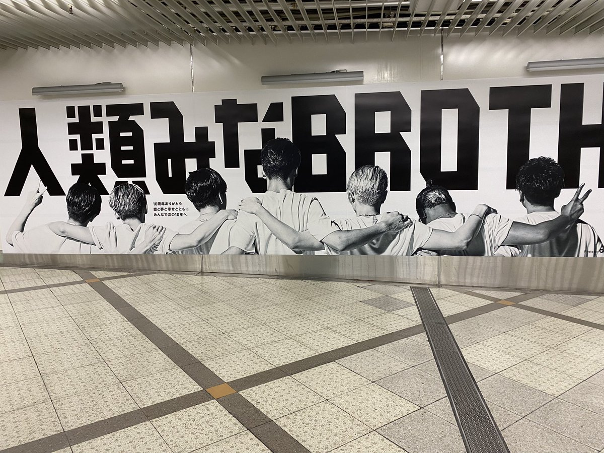 extribegun's tweet photo. はぐれないために僕らは一つになるんだ

このさ、ボーカルに挟まれてちょっと狭そうだけどきっと前から見ればニッコニコであろう直己さんも大好きなんだぁ https://t.co/Ja4DcJ5O9w