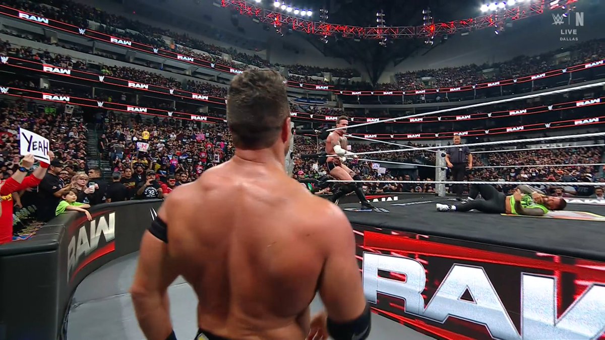 TIMWrestling's tweet image. L.A. Knight se roba la victoria, está historia está un poco más interesante ahora que se metió el Punketo #RAWCL #WWERAW