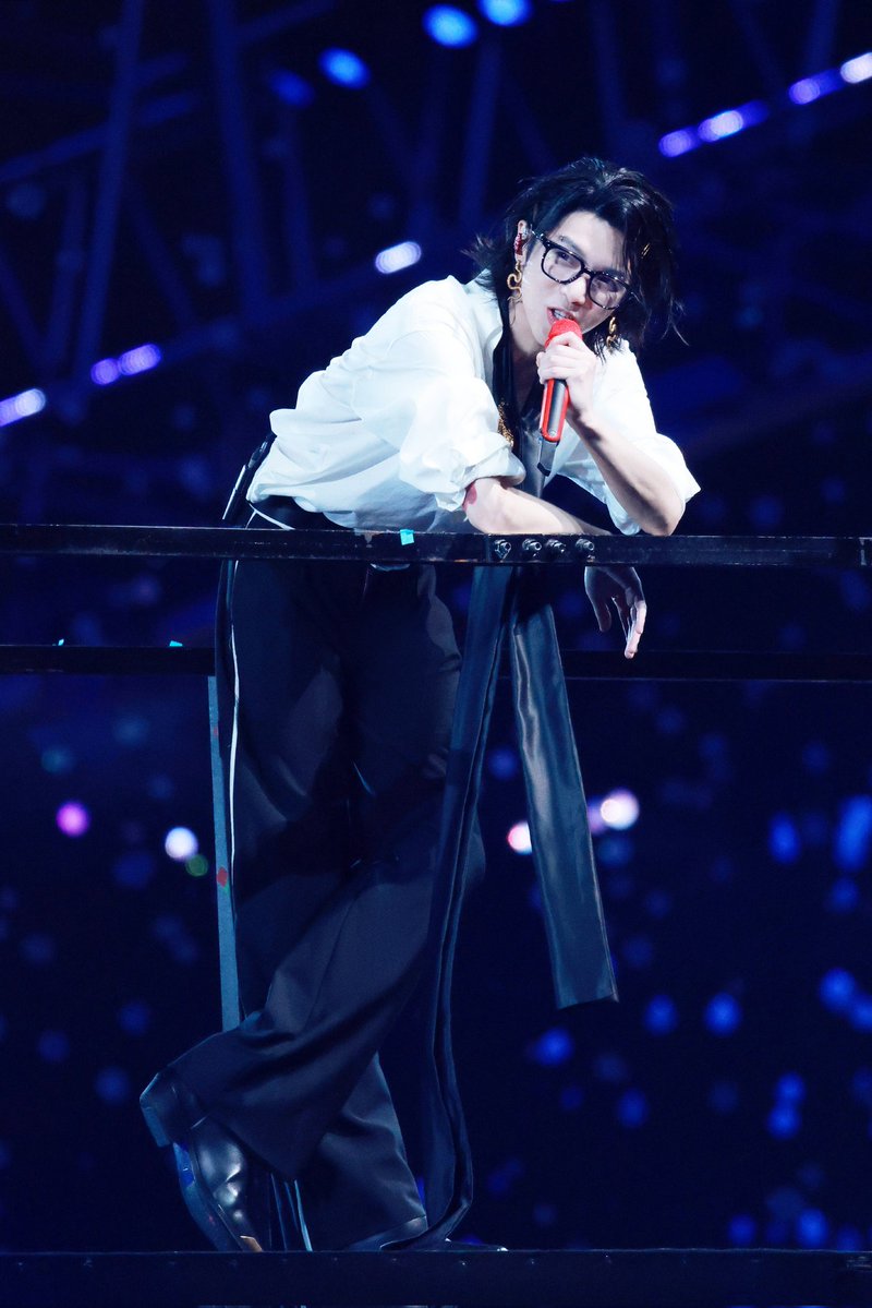 Hua Chenyu 2025 Mars Concert in Nanjing Day 3

Still can't get over this look.. 🤤
#HuaChenyu