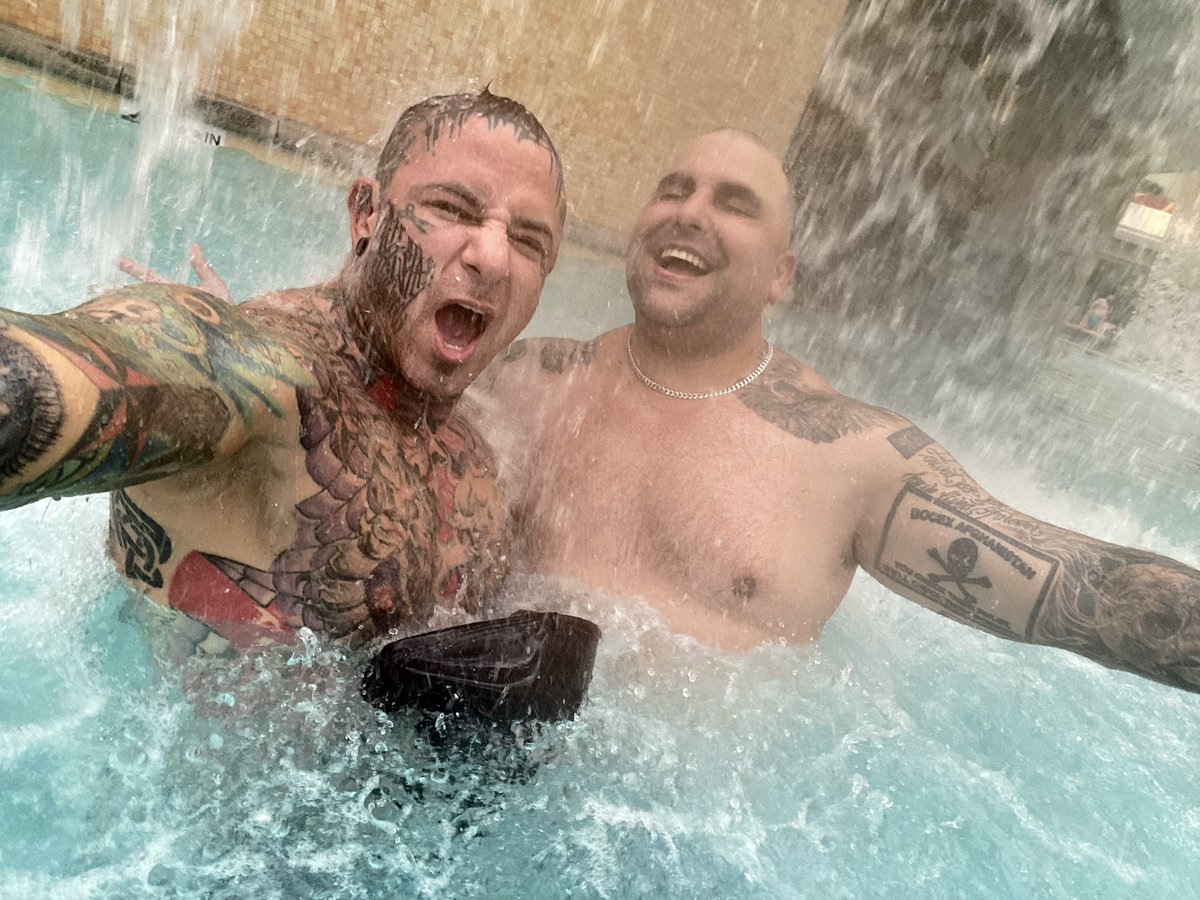 riickhollywood's tweet photo. #Vegas #GoldenNugget #TankPool https://t.co/4e04UaVxAL