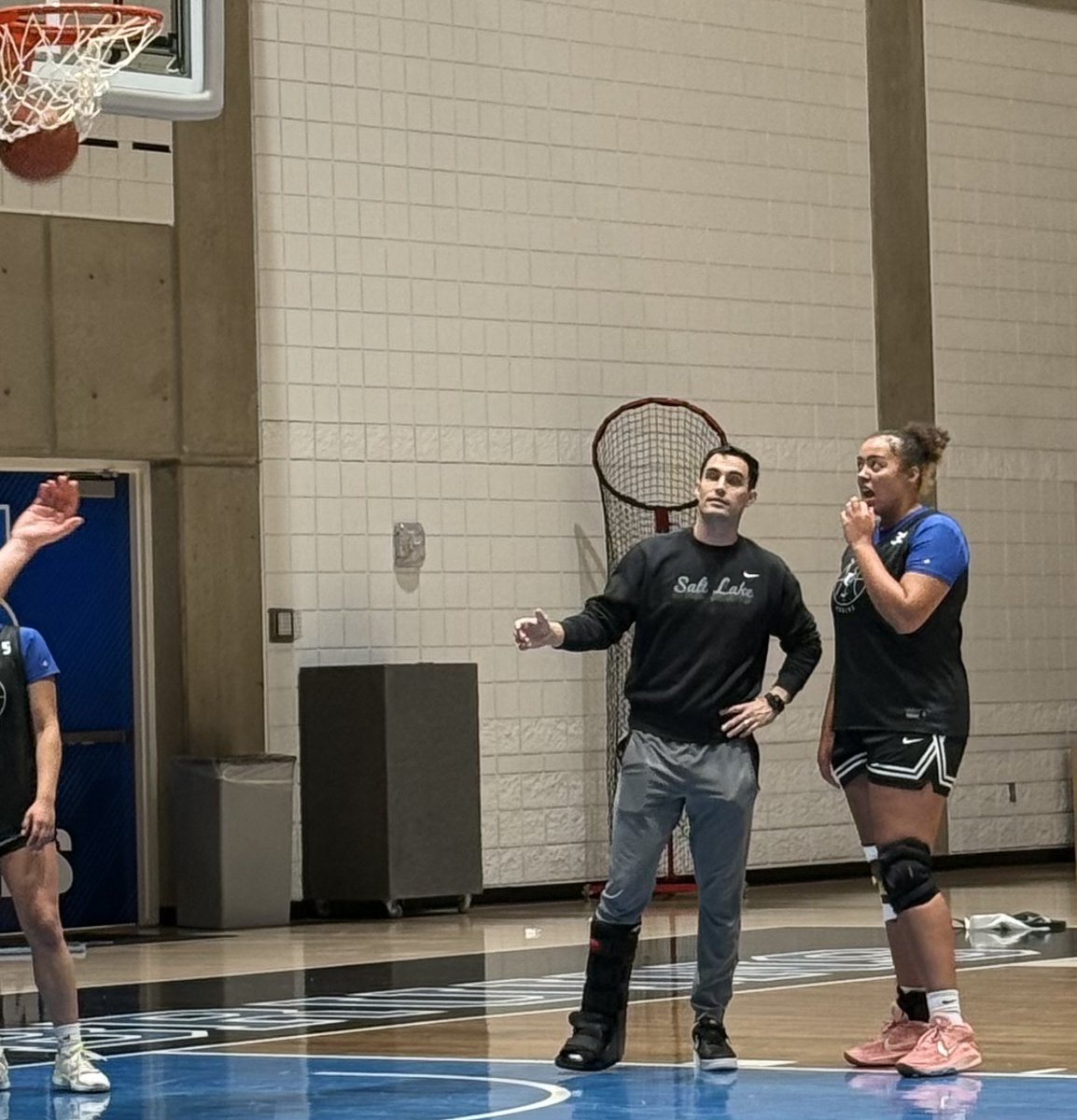 #MiCaminoMonday 🏀 #MiCaminoMonday Meet Coach Christien Crynes, who has coached NAIA, D2, JuCo &amp; High School and is  a leader in college basketball. Their journey reminds us that resilience and passion open doors. Who's your coaching inspiration? Tag them! 

Join the movement and