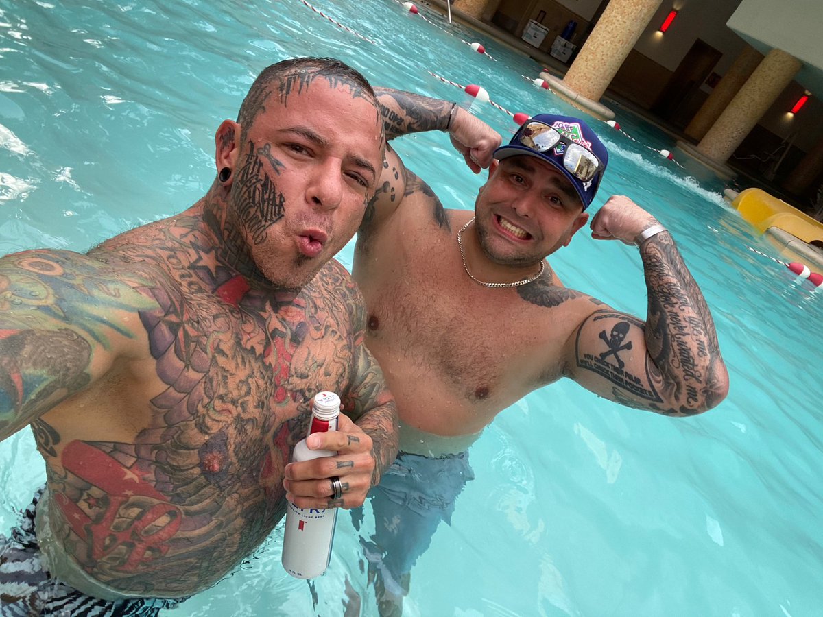 riickhollywood's tweet photo. #Vegas #GoldenNugget #TankPool https://t.co/tud4dRdWsR