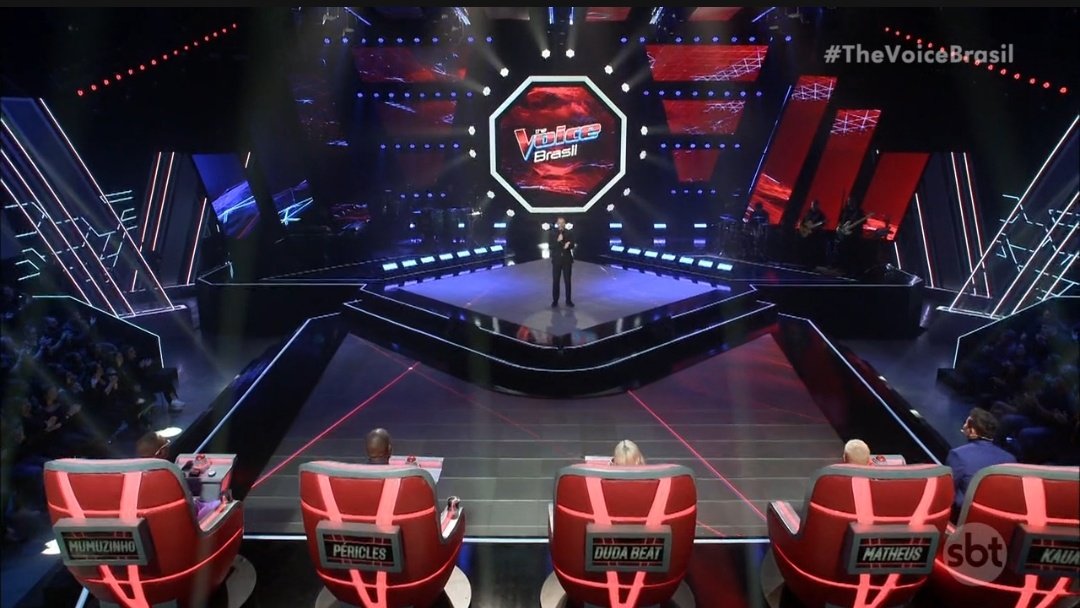 _AquiAgora_'s tweet photo. Cenário lindo, não ficou devendo nada para Globo, impecável, qualidade, calando a boca de quem dizia ser Cenário de papelão!! #TheVoiceNoSBT #TheVoiceBrasil https://t.co/SVsur2FHRu