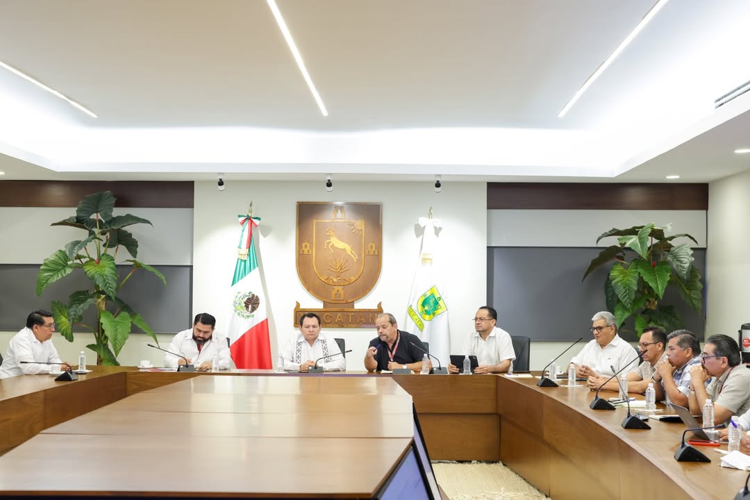 huachodiazmena's tweet photo. En reunión con el titular de la Agencia de Transporte de Yucatán y su equipo, dimos seguimiento a los avances y retos del transporte público:

✅ Revisamos el funcionamiento de las rutas del Circuito Metropolitano del Sistema Va y Ven. 
✅ Informamos que el Gobierno del Estado destinó 50 MDP adicionales, sumando 1,180 MDP invertidos en su fortalecimiento.
✅ Me informaron que se atendió y escuchó a las y los estudiantes ayer en Palacio de Gobierno.
✅ Les informo que la tarifa social para estudiantes sigue vigente. 

Seguiremos construyendo un sistema de transporte moderno, justo y eficiente para todas y todos los yucatecos.