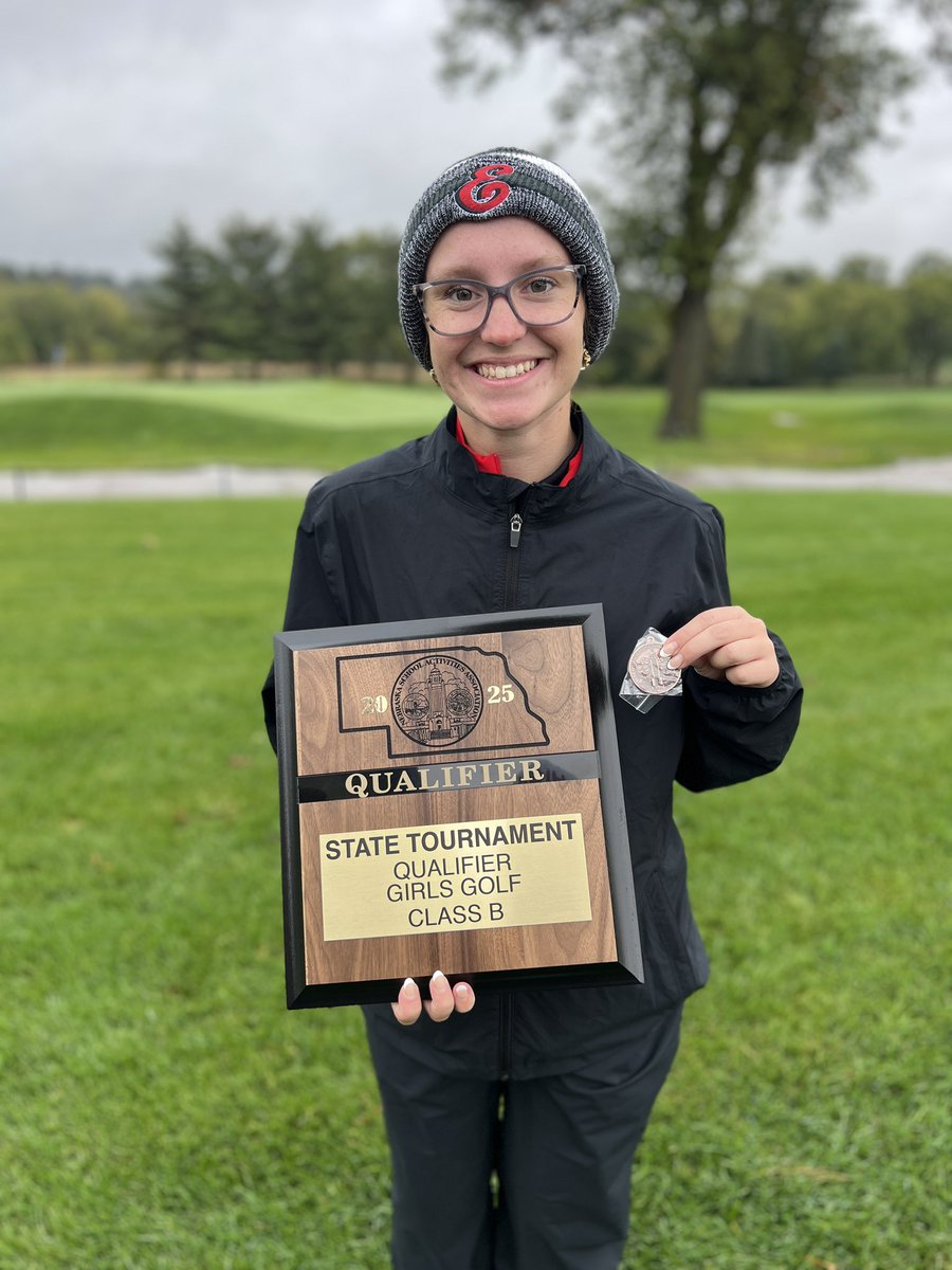 🥉Congrats to Annabelle B. for placing 𝟯𝗿𝗱 at the B-4 District Golf Tournament today!
⛳️She shot a solid 𝟴𝟯 in the worst golfing weather of the year! 🌧️🌧️🌧️
