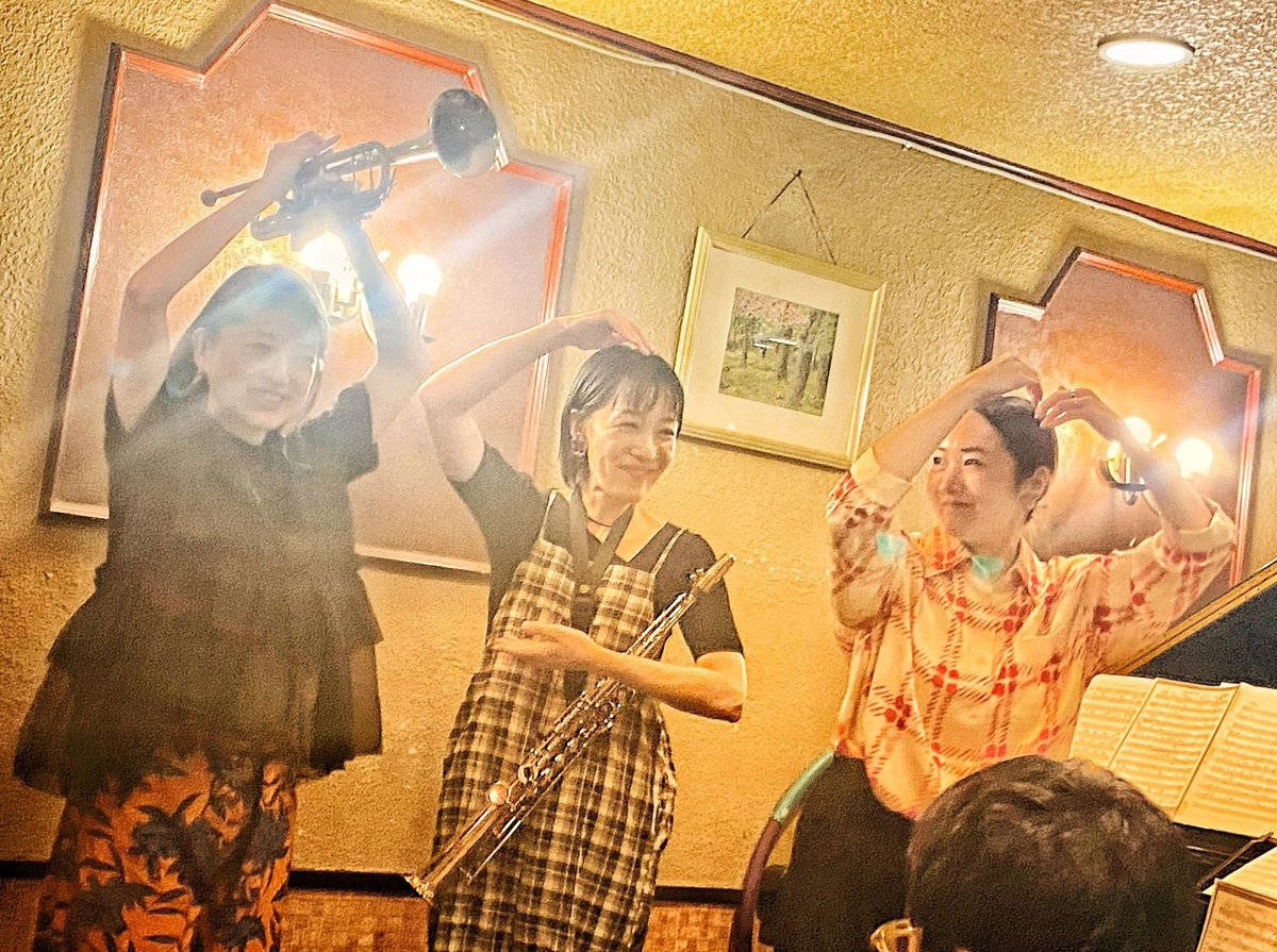 今期復帰第一弾、コチは沢山のお客様に囲まれて至福のひととき！
毎回リハビリ中は、こんな状態でライブなんて出来るんだろうか、、、と不安にかられるのですが、なんだかんだ再開する度に進歩があって、暖かいお客様や共演者の皆に励まされて活動を続けられています😊
明日はAlfie、頑張ります〜🎶