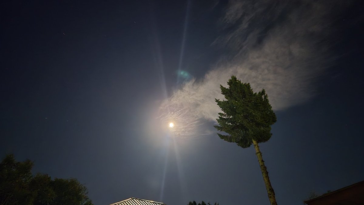 KlownyJ's tweet photo. The moon out here, looking like the sun https://t.co/brnyLDL6I3