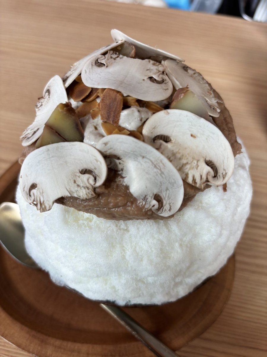 z27BrSw8pW56941's tweet image. 2025/10/07
CHAP チャップ
#chap #チャップ　#恵比寿　#渋谷
#かき氷　#フレンチ　#人気　#グルメ
#デザート　#スイーツ　#お食事系
マロンシュルーム🌰

去年も色んな種類でて食べ損ねたので、今年は早くから食べると決めてたマロンシリーズ‼️予約できるの本当ありがたい。栗しっかり使ってます✨