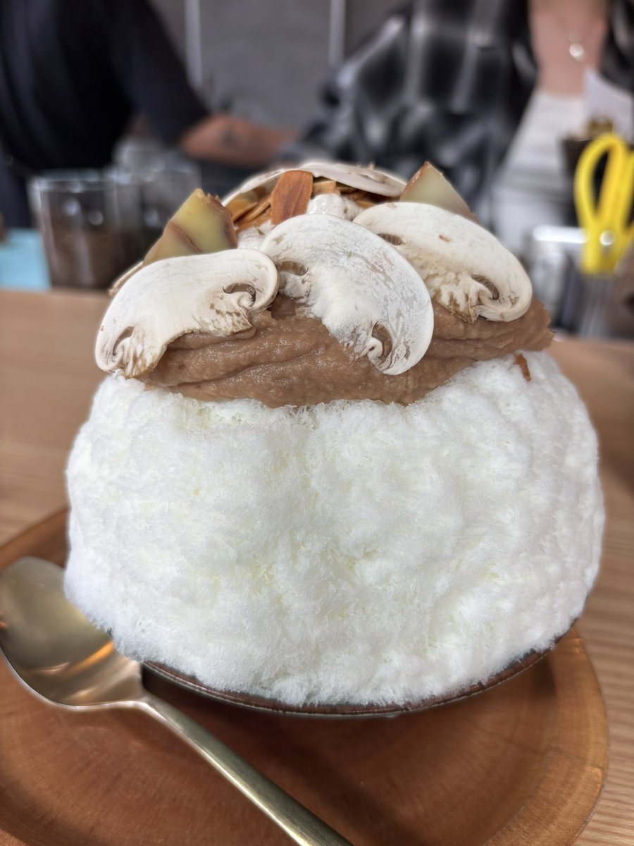 z27BrSw8pW56941's tweet image. 2025/10/07
CHAP チャップ
#chap #チャップ　#恵比寿　#渋谷
#かき氷　#フレンチ　#人気　#グルメ
#デザート　#スイーツ　#お食事系
マロンシュルーム🌰

去年も色んな種類でて食べ損ねたので、今年は早くから食べると決めてたマロンシリーズ‼️予約できるの本当ありがたい。栗しっかり使ってます✨