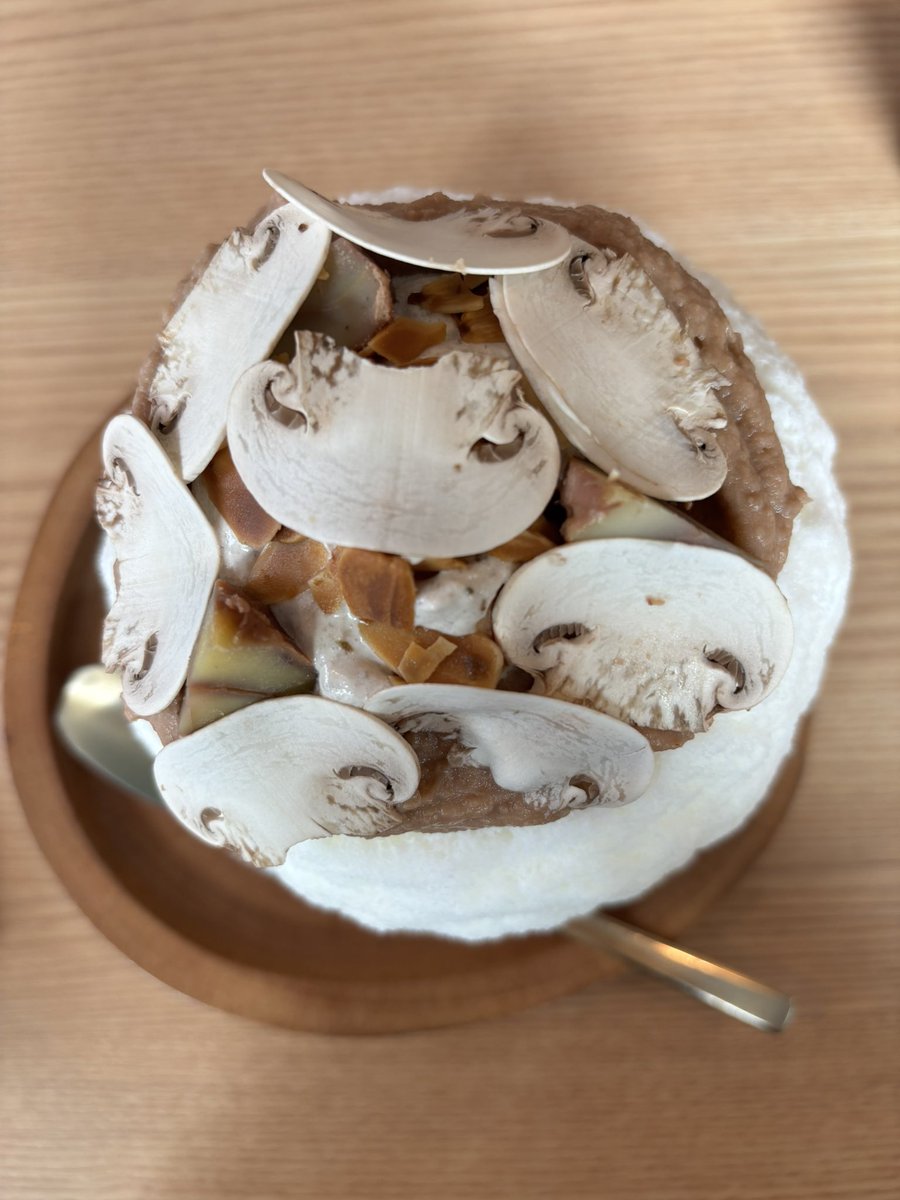 z27BrSw8pW56941's tweet image. 2025/10/07
CHAP チャップ
#chap #チャップ　#恵比寿　#渋谷
#かき氷　#フレンチ　#人気　#グルメ
#デザート　#スイーツ　#お食事系
マロンシュルーム🌰

去年も色んな種類でて食べ損ねたので、今年は早くから食べると決めてたマロンシリーズ‼️予約できるの本当ありがたい。栗しっかり使ってます✨