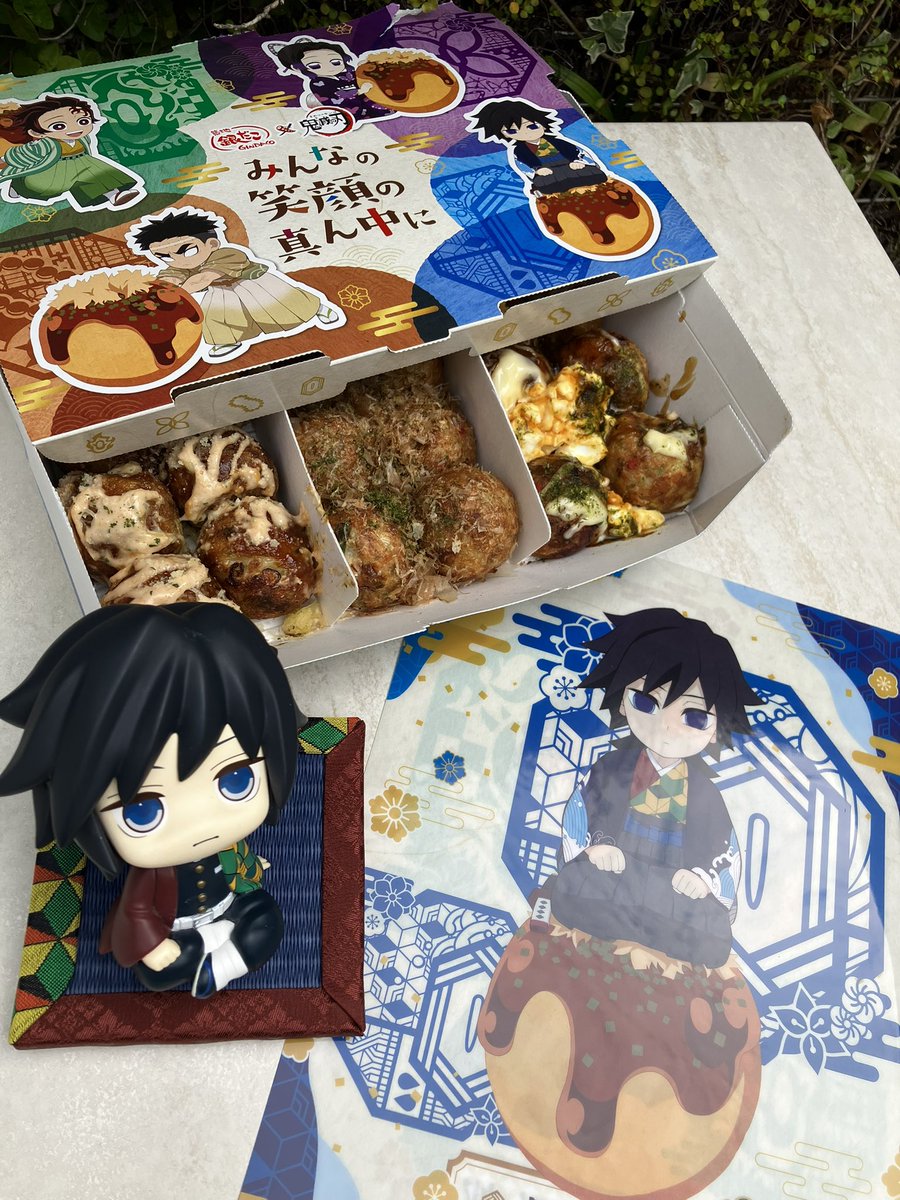 micron004's tweet image. 義勇さんと団らんらん🎵
みんなの笑顔？
の真ん中に🤣
#鬼滅の刃
#銀だこ