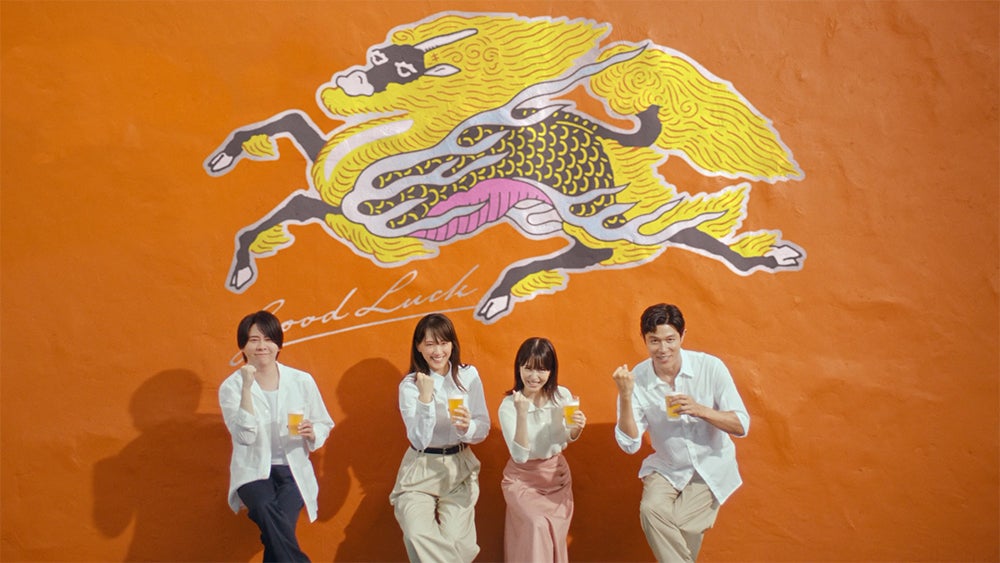 modelpress's tweet photo. 綾瀬はるか・ミセス・浜辺美波・鈴木亮平
「キリングッドエール」新CMで豪華共演

ミセス楽曲「GOOD DAY」使用
メイキングでは仲睦まじく話す姿も🍻

🎥動画
https://t.co/Bev6hfbKkA

雨天で中断するも全員で雲が晴れる瞬間を願い、一瞬の晴れ間を縫って撮影。文化祭の準備のような光景もあった。 https://t.co/7zN29xBCyE