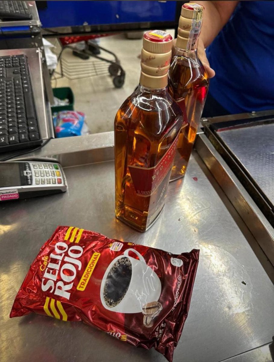 Mi mamá me mandó a comprar un sello rojo, ahora no se cuál llevar 🤦🏻‍♂️