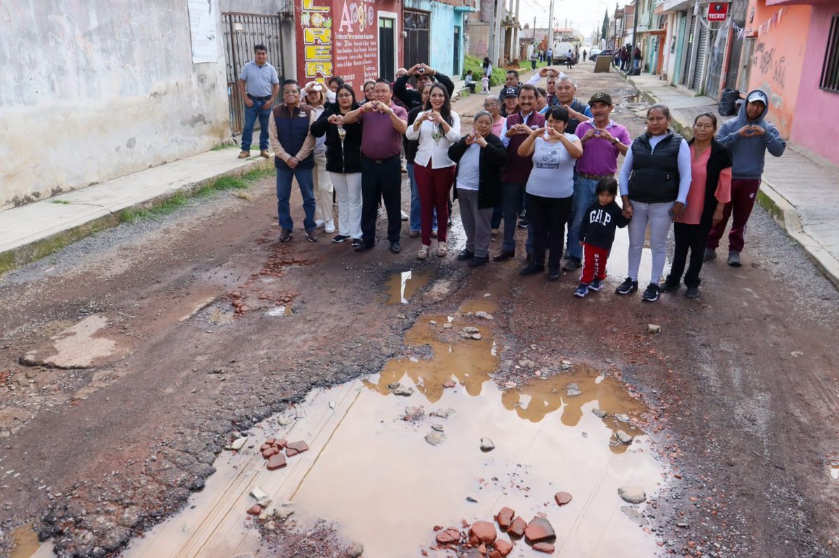 🚧 La presidenta municipal de #SanPedroCholula, <a href="/TonantzinFdz/">Tonantzin Fernández</a>, inició obra en San Matías Cocoyotla. 
La calle Libres, será rehabilitada con concreto asfáltico y la sustitución del drenaje sanitario, la cual no había sido intervenida desde hace 25 años
#Puebla #elinstantenoticias