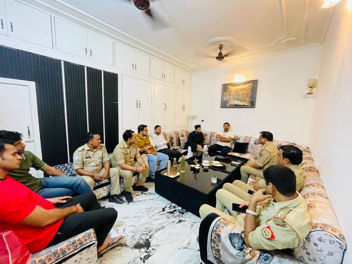 रामपुर: देखिए योगी जी ने <a href="/Uppolice/">UP POLICE</a> को किस काम में व्यस्त कर रखा है।
अपराध रोकने के बजाय पुलिस AAP नेताओं को बरेली जाने से रोकने में लगी है।
रूहेलखंड प्रांत के अध्यक्ष हैदर भाई और प्रदेश प्रवक्ता फ़ैसल खान लाला के घर पर पुलिस की मुस्तैदी देखिये।