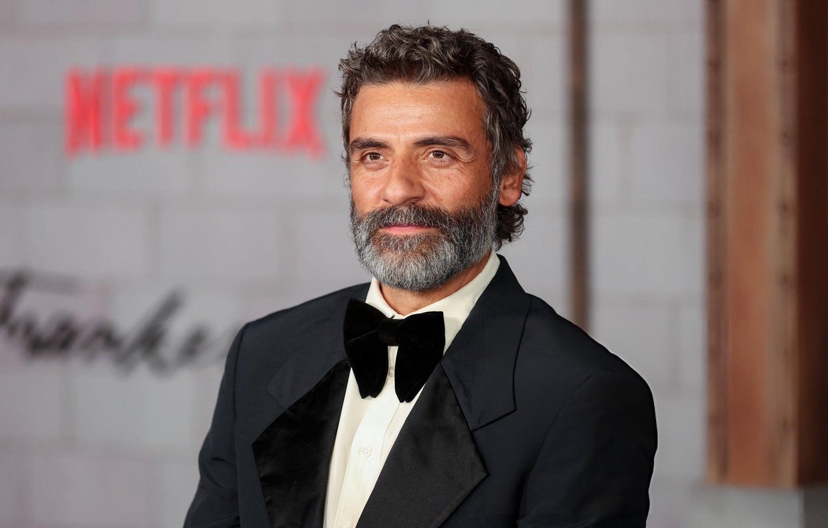 oscariupdates's tweet photo. Oscar Isaac looks so handsome at the ‘Frankenstein’ premiere in Los Angeles today😍 https://t.co/gcTvU4TUPy
