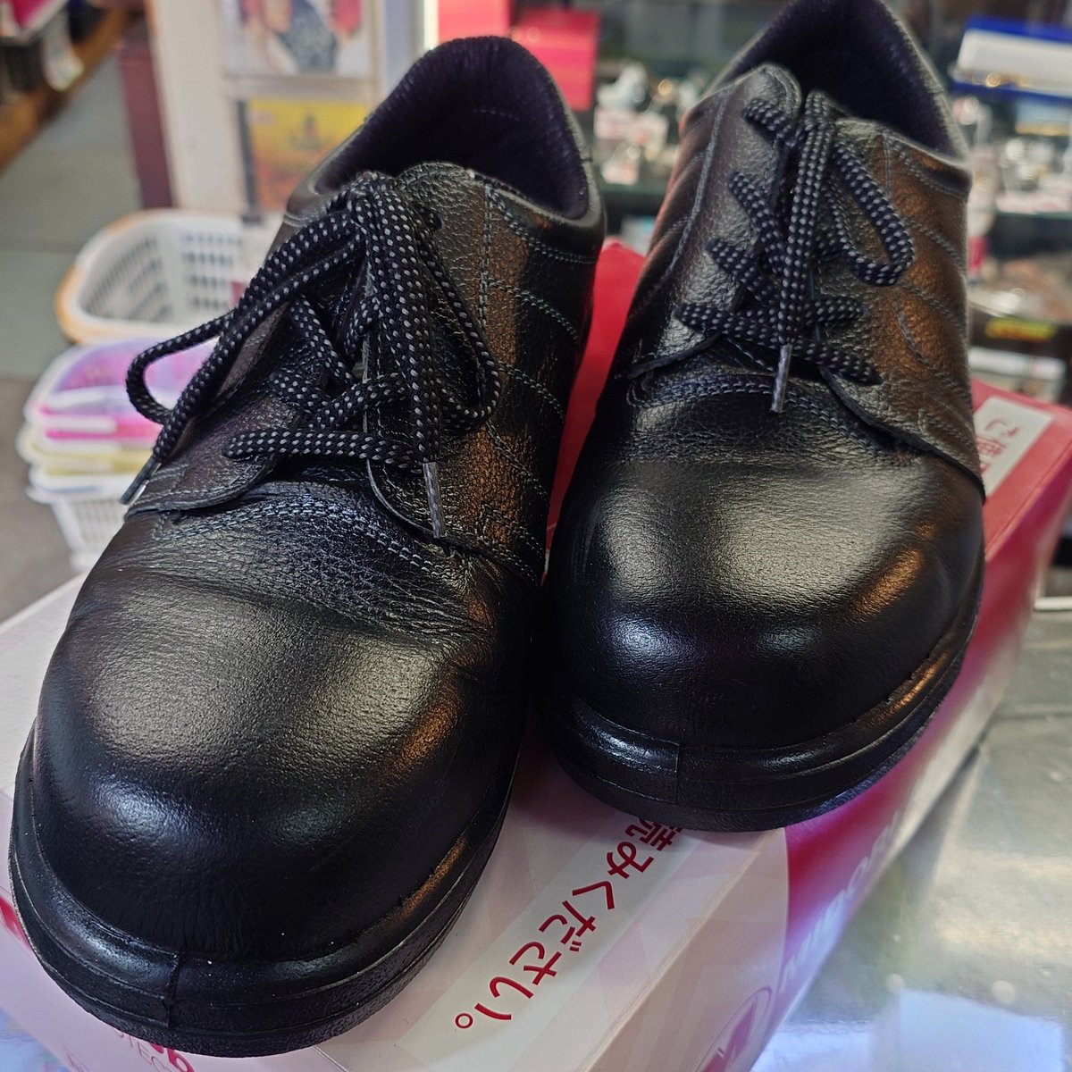 minowadaiei's tweet image. じゃじゃーん、本日のおすすめはミドリ安全のちょっとお高めの方の安全靴です。新品最安はアマゾンで8,500円。状態は一瞬試し履きした程度（サイズ合わず）だいえいなら約半額！ 象が踏んでも壊れない、100人のっても大丈夫な安全靴をどうぞ 笑　#リサイクルだいえい #reuse #台東区 #三ノ輪 #大関横丁…