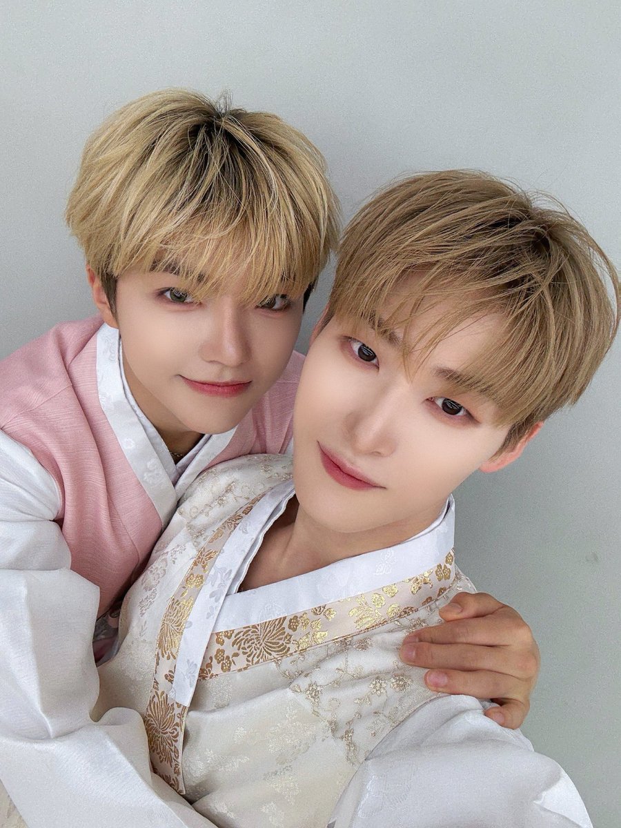 [📸] 251004 • Atualização do Youmin na conta oficial dos membros (<a href="/at_ALL_H_OURS/">ALL(H)OURS</a>).

🦊: Nossos Min(ut)es, tenham um feliz Chuseok, cheio de abundância 🌕✨

#ALL_H_OURS #YOUMIN #ON_N
#올아워즈 #유민 #온 <a href="/ALL_H_OURS/">ALL(H)OURS official</a>